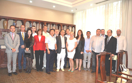 Slovak business delegation visited China. Du Zhizheng was invited to attend the meeting and took a group photo with the Slovak delegation after the meeting at 2014